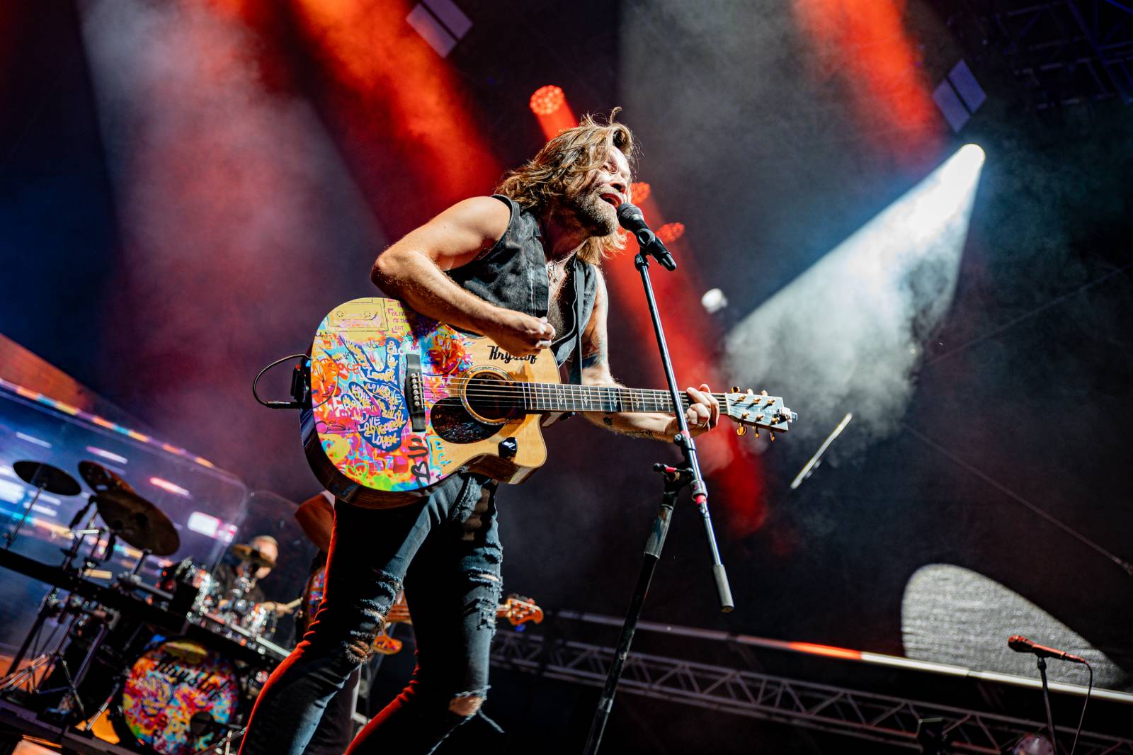 Tomáš Klus neváhal a vyrazil na Švihově mezi fanoušky. Na hradě zahráli i Kryštof, Gaia Mesiah nebo Anna K.