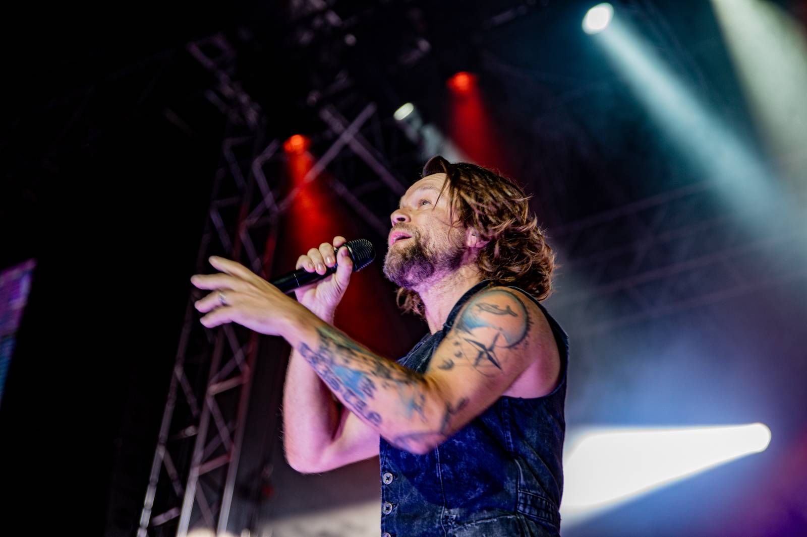 Tomáš Klus neváhal a vyrazil na Švihově mezi fanoušky. Na hradě zahráli i Kryštof, Gaia Mesiah nebo Anna K.