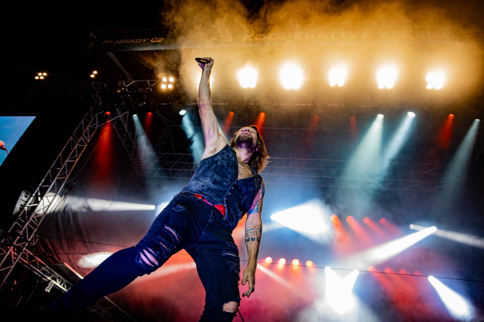 Tomáš Klus neváhal a vyrazil na Švihově mezi fanoušky. Na hradě zahráli i Kryštof, Gaia Mesiah nebo Anna K.