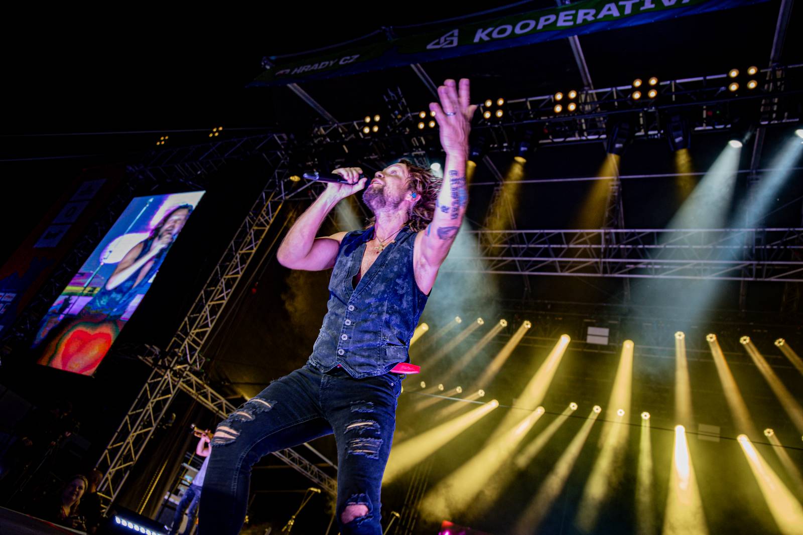 Tomáš Klus neváhal a vyrazil na Švihově mezi fanoušky. Na hradě zahráli i Kryštof, Gaia Mesiah nebo Anna K.