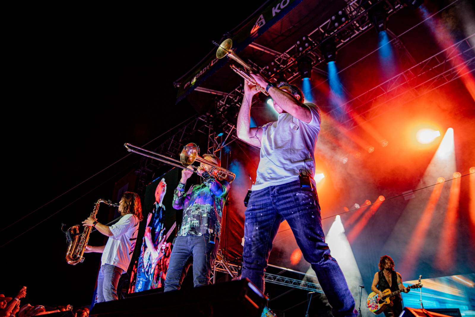 Tomáš Klus neváhal a vyrazil na Švihově mezi fanoušky. Na hradě zahráli i Kryštof, Gaia Mesiah nebo Anna K.