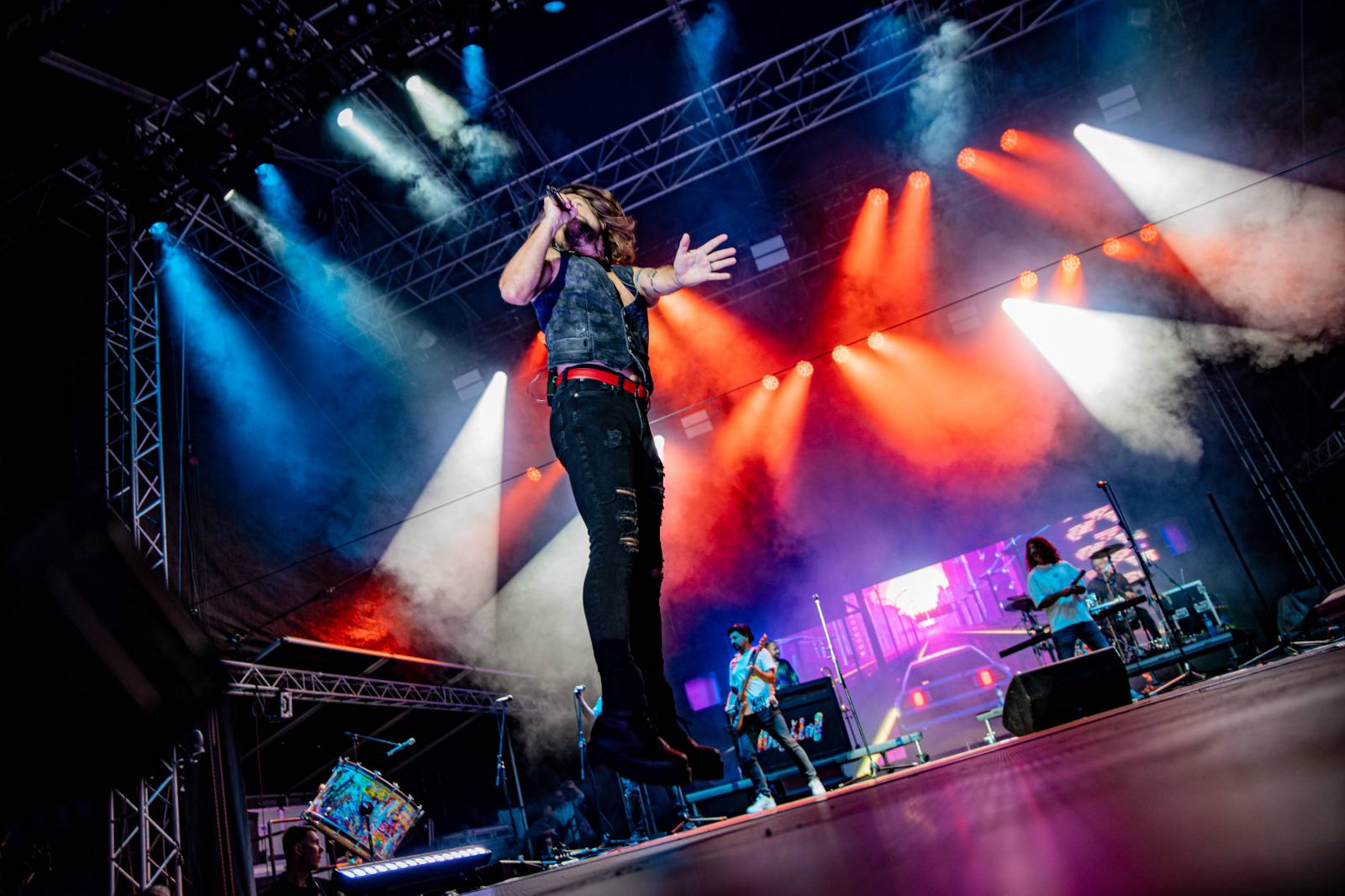 Tomáš Klus neváhal a vyrazil na Švihově mezi fanoušky. Na hradě zahráli i Kryštof, Gaia Mesiah nebo Anna K.