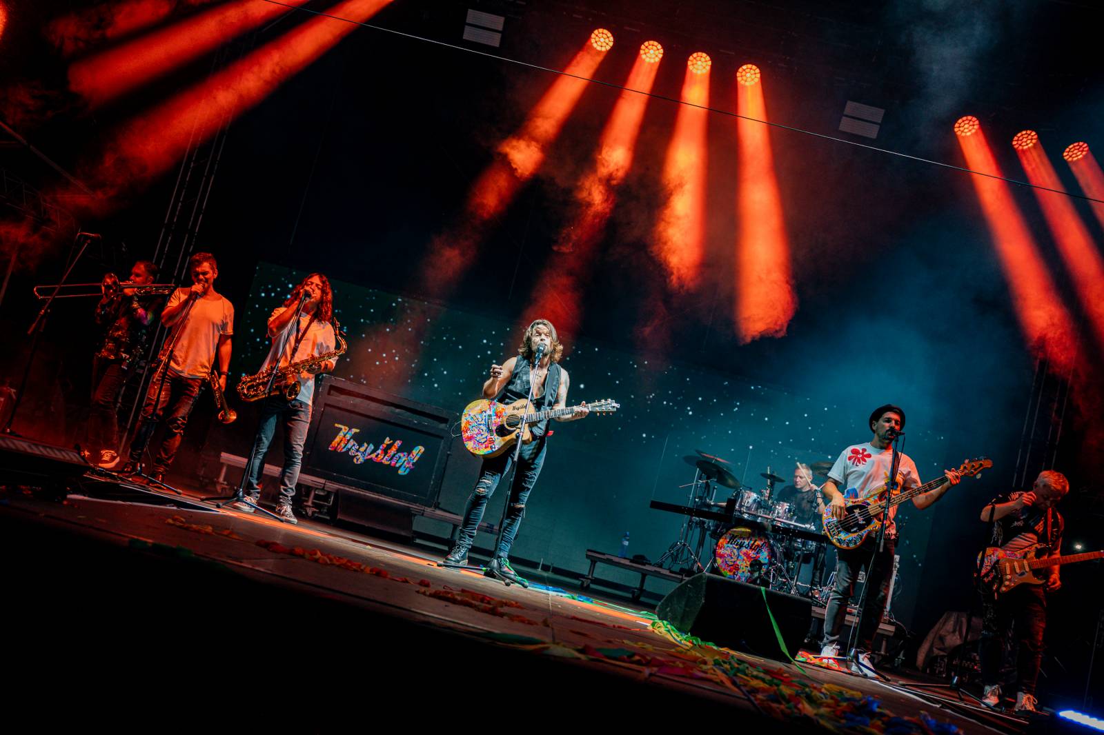 Tomáš Klus neváhal a vyrazil na Švihově mezi fanoušky. Na hradě zahráli i Kryštof, Gaia Mesiah nebo Anna K.