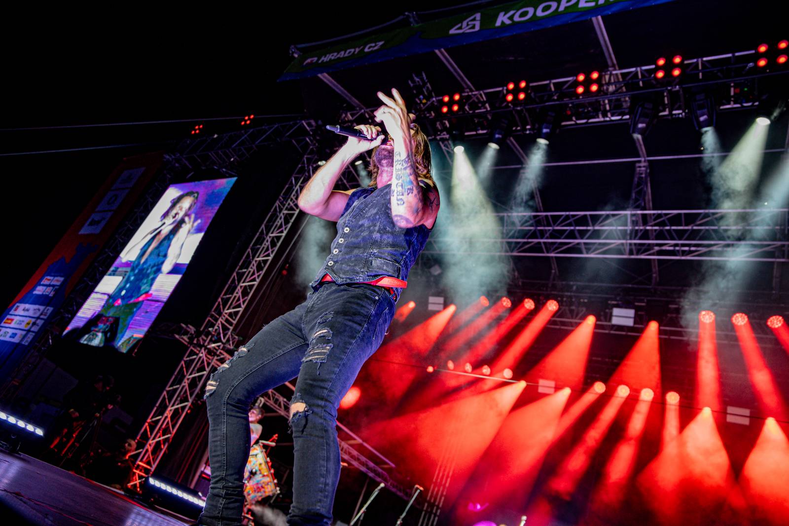 Tomáš Klus neváhal a vyrazil na Švihově mezi fanoušky. Na hradě zahráli i Kryštof, Gaia Mesiah nebo Anna K.