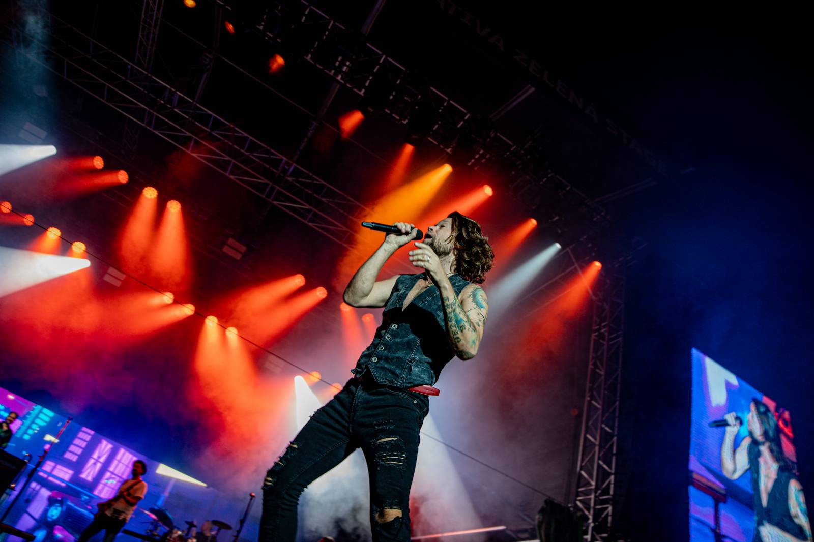 Tomáš Klus neváhal a vyrazil na Švihově mezi fanoušky. Na hradě zahráli i Kryštof, Gaia Mesiah nebo Anna K.