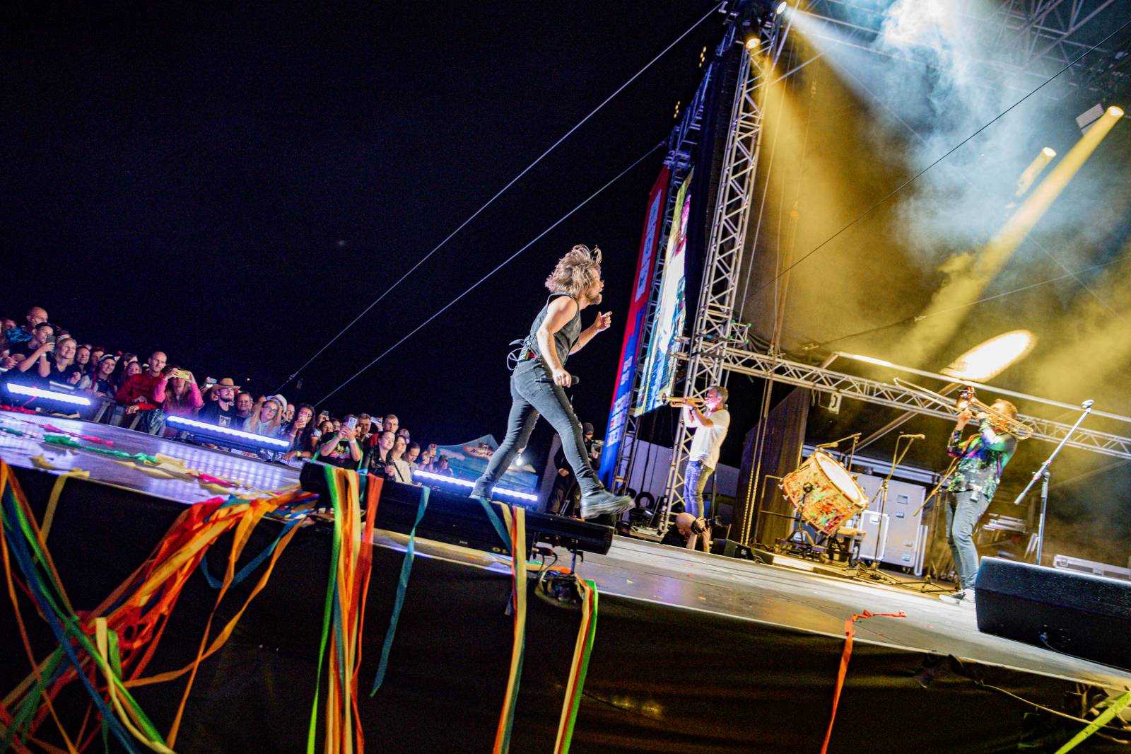 Tomáš Klus neváhal a vyrazil na Švihově mezi fanoušky. Na hradě zahráli i Kryštof, Gaia Mesiah nebo Anna K.