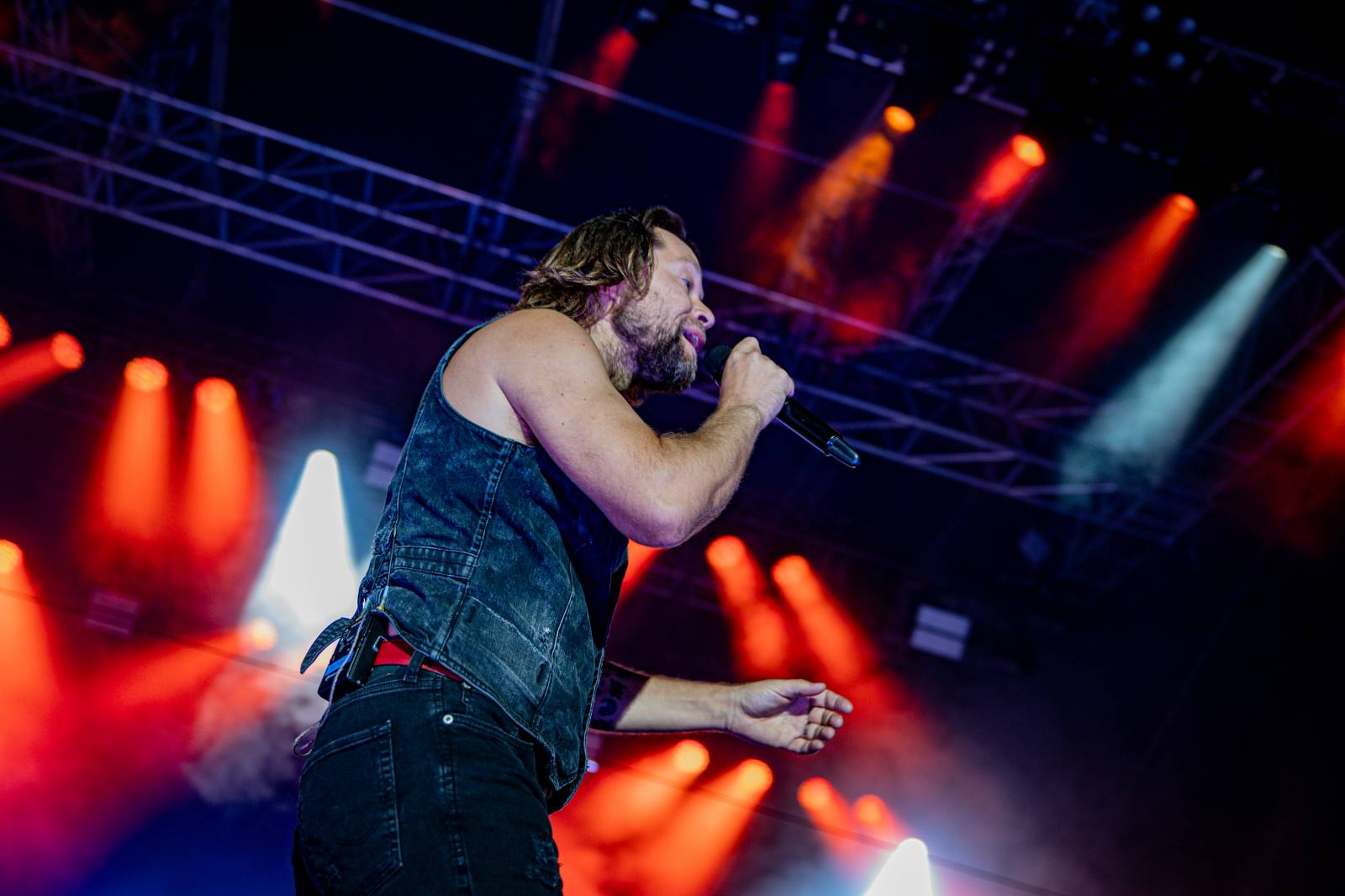 Tomáš Klus neváhal a vyrazil na Švihově mezi fanoušky. Na hradě zahráli i Kryštof, Gaia Mesiah nebo Anna K.