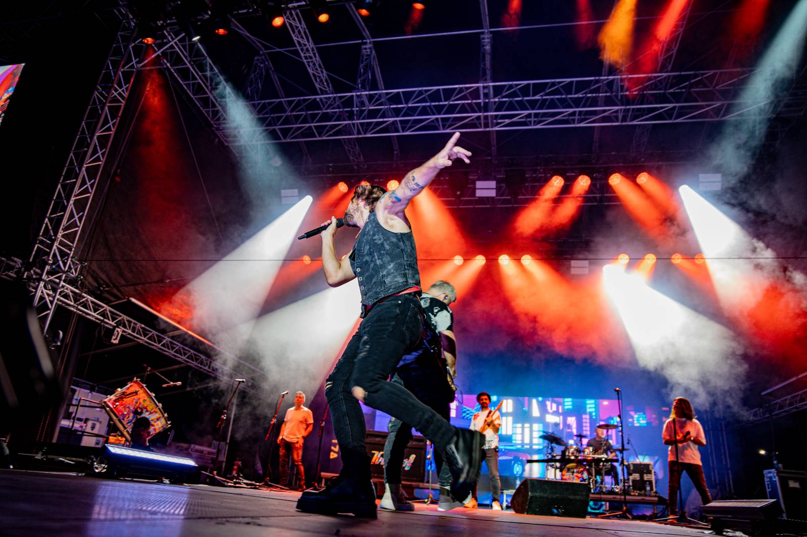 Tomáš Klus neváhal a vyrazil na Švihově mezi fanoušky. Na hradě zahráli i Kryštof, Gaia Mesiah nebo Anna K.