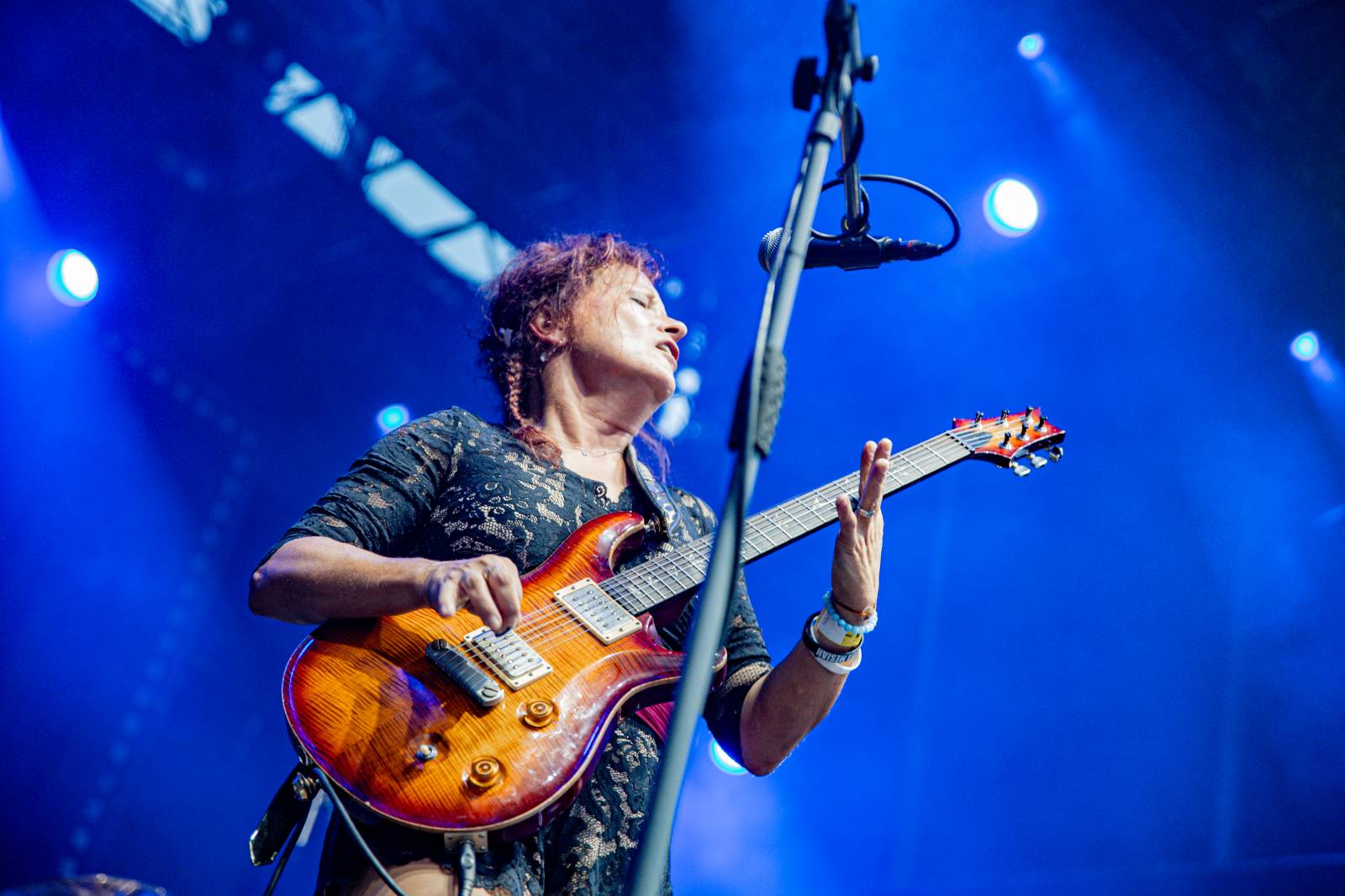 Tomáš Klus neváhal a vyrazil na Švihově mezi fanoušky. Na hradě zahráli i Kryštof, Gaia Mesiah nebo Anna K.