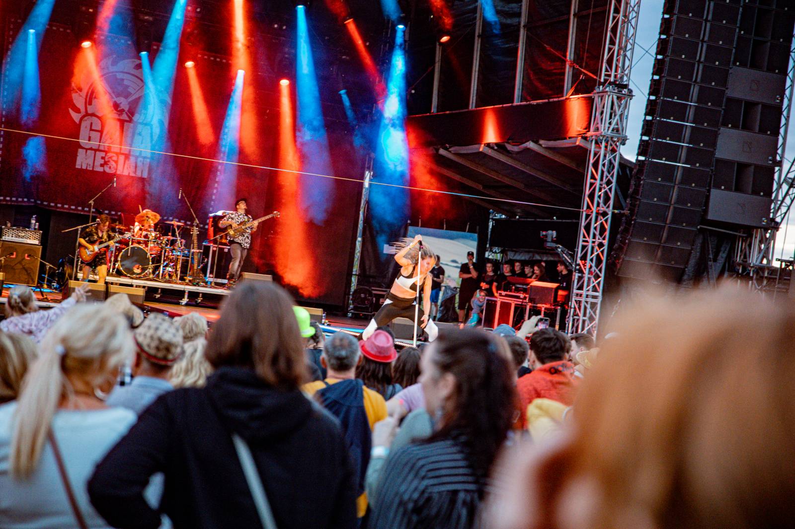 Tomáš Klus neváhal a vyrazil na Švihově mezi fanoušky. Na hradě zahráli i Kryštof, Gaia Mesiah nebo Anna K.