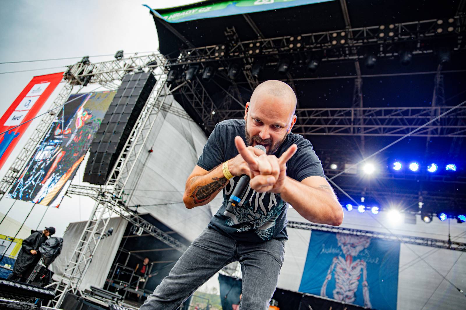 Tomáš Klus neváhal a vyrazil na Švihově mezi fanoušky. Na hradě zahráli i Kryštof, Gaia Mesiah nebo Anna K.