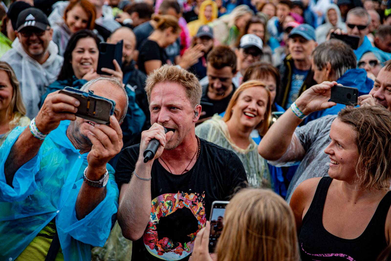 Tomáš Klus neváhal a vyrazil na Švihově mezi fanoušky. Na hradě zahráli i Kryštof, Gaia Mesiah nebo Anna K.