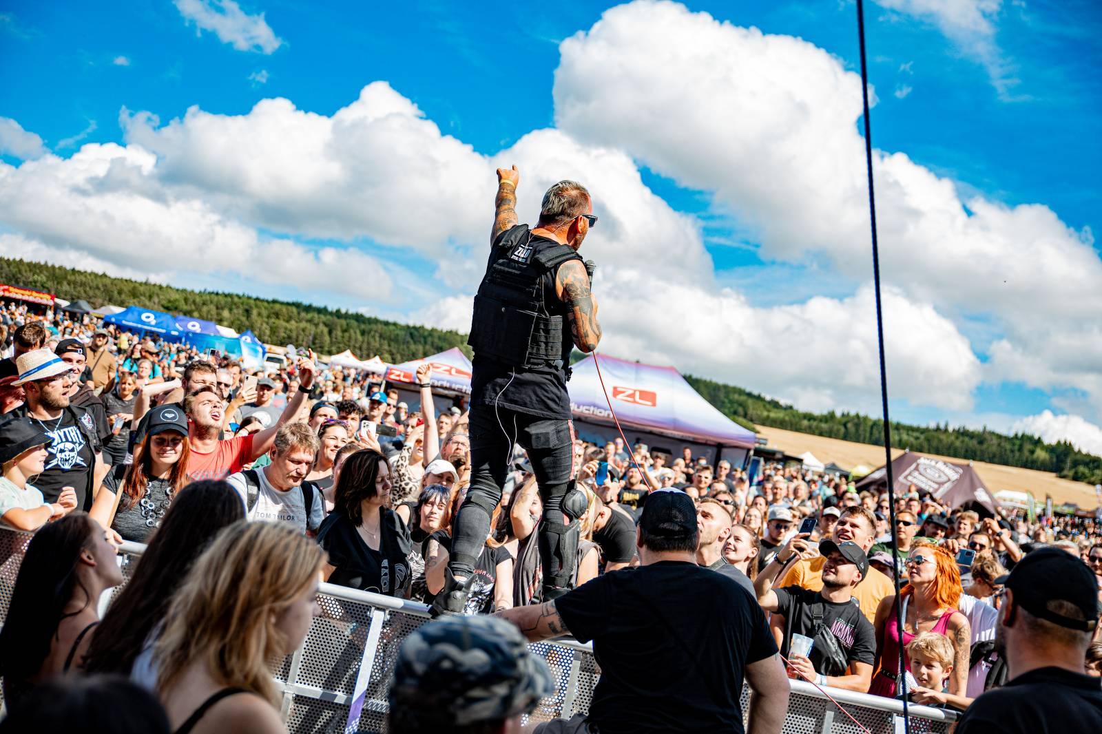 Tomáš Klus neváhal a vyrazil na Švihově mezi fanoušky. Na hradě zahráli i Kryštof, Gaia Mesiah nebo Anna K.