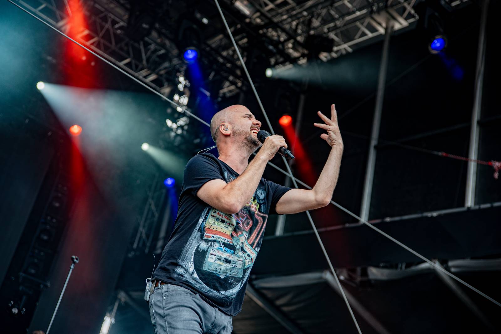 Tomáš Klus neváhal a vyrazil na Švihově mezi fanoušky. Na hradě zahráli i Kryštof, Gaia Mesiah nebo Anna K.