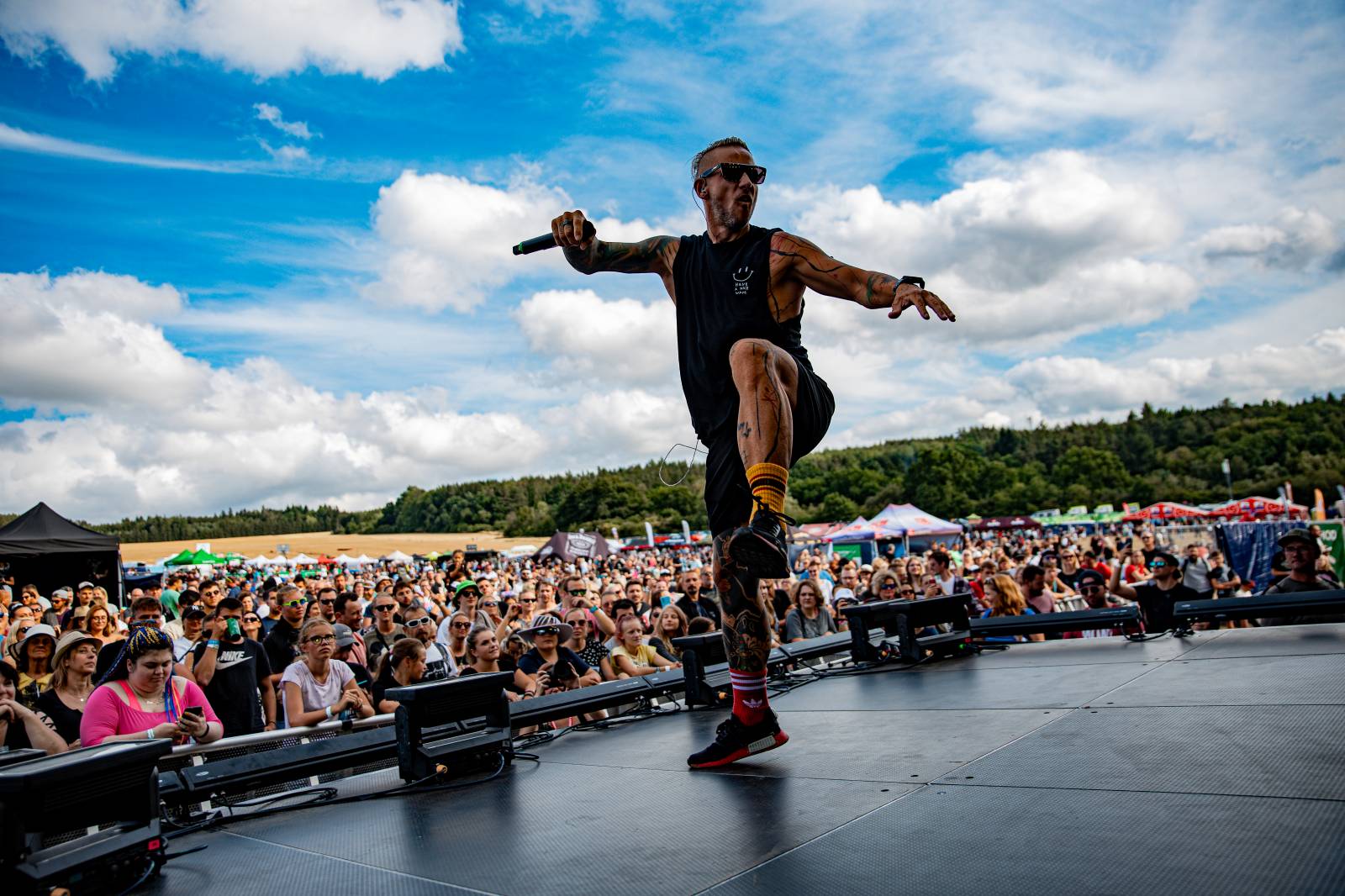 Tomáš Klus neváhal a vyrazil na Švihově mezi fanoušky. Na hradě zahráli i Kryštof, Gaia Mesiah nebo Anna K.