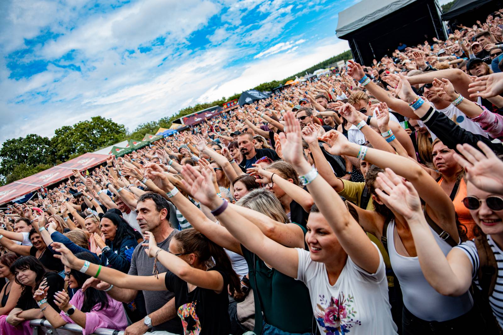 Tomáš Klus neváhal a vyrazil na Švihově mezi fanoušky. Na hradě zahráli i Kryštof, Gaia Mesiah nebo Anna K.
