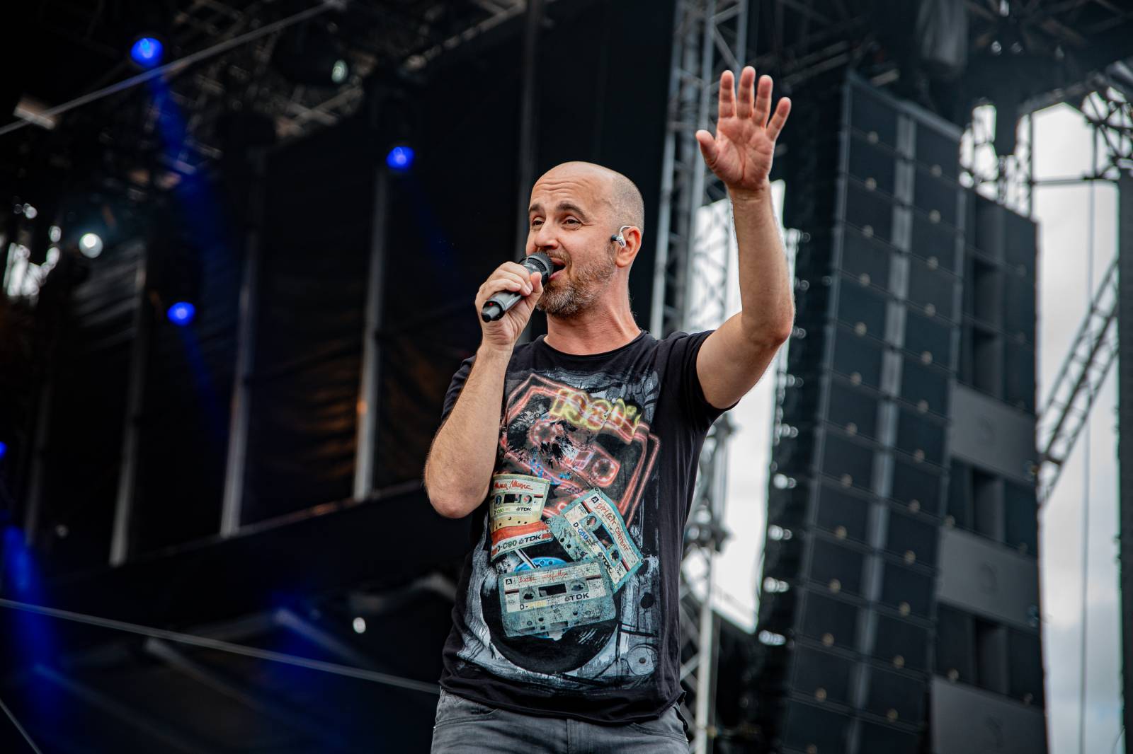 Tomáš Klus neváhal a vyrazil na Švihově mezi fanoušky. Na hradě zahráli i Kryštof, Gaia Mesiah nebo Anna K.