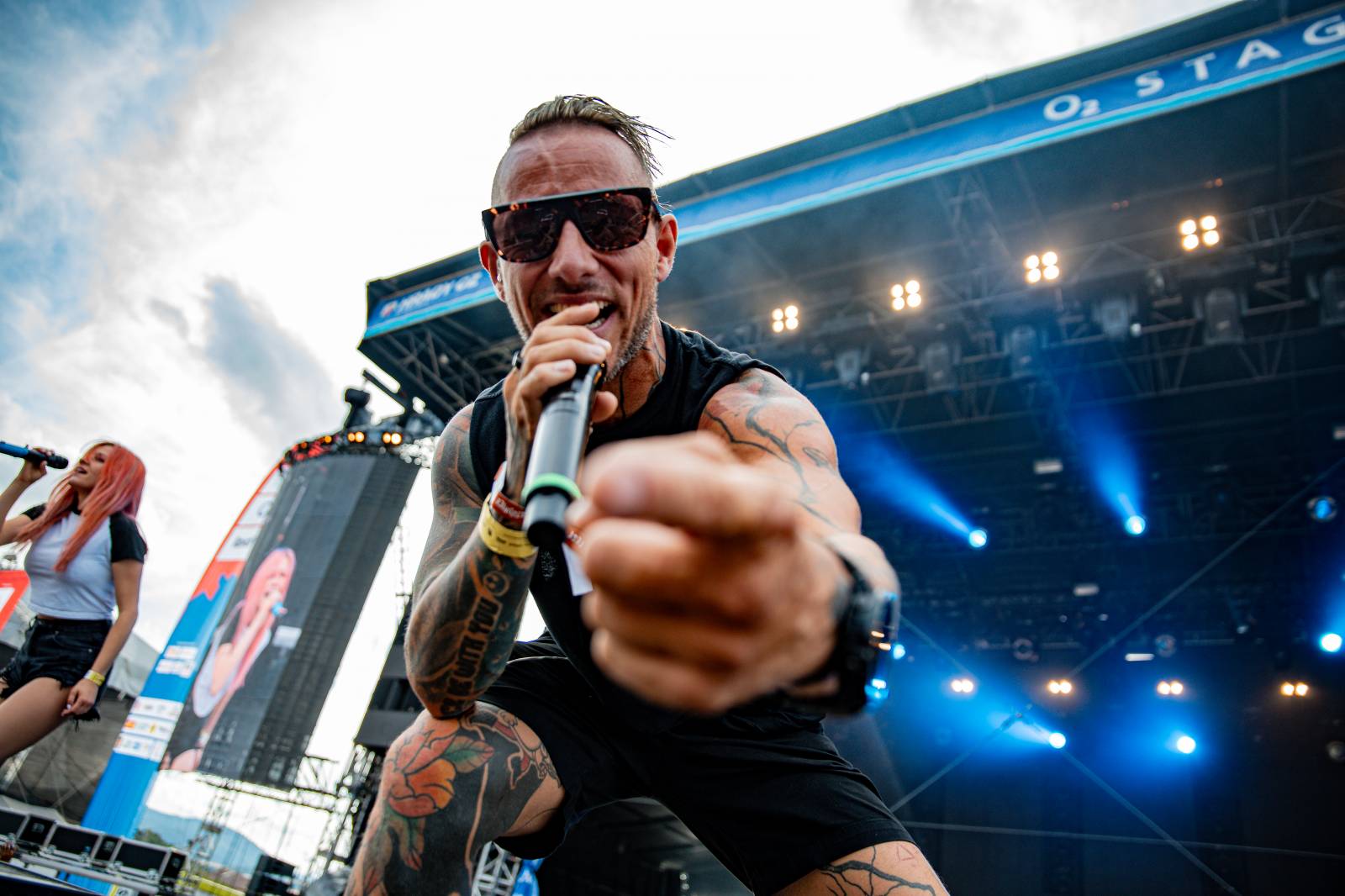 Tomáš Klus neváhal a vyrazil na Švihově mezi fanoušky. Na hradě zahráli i Kryštof, Gaia Mesiah nebo Anna K.