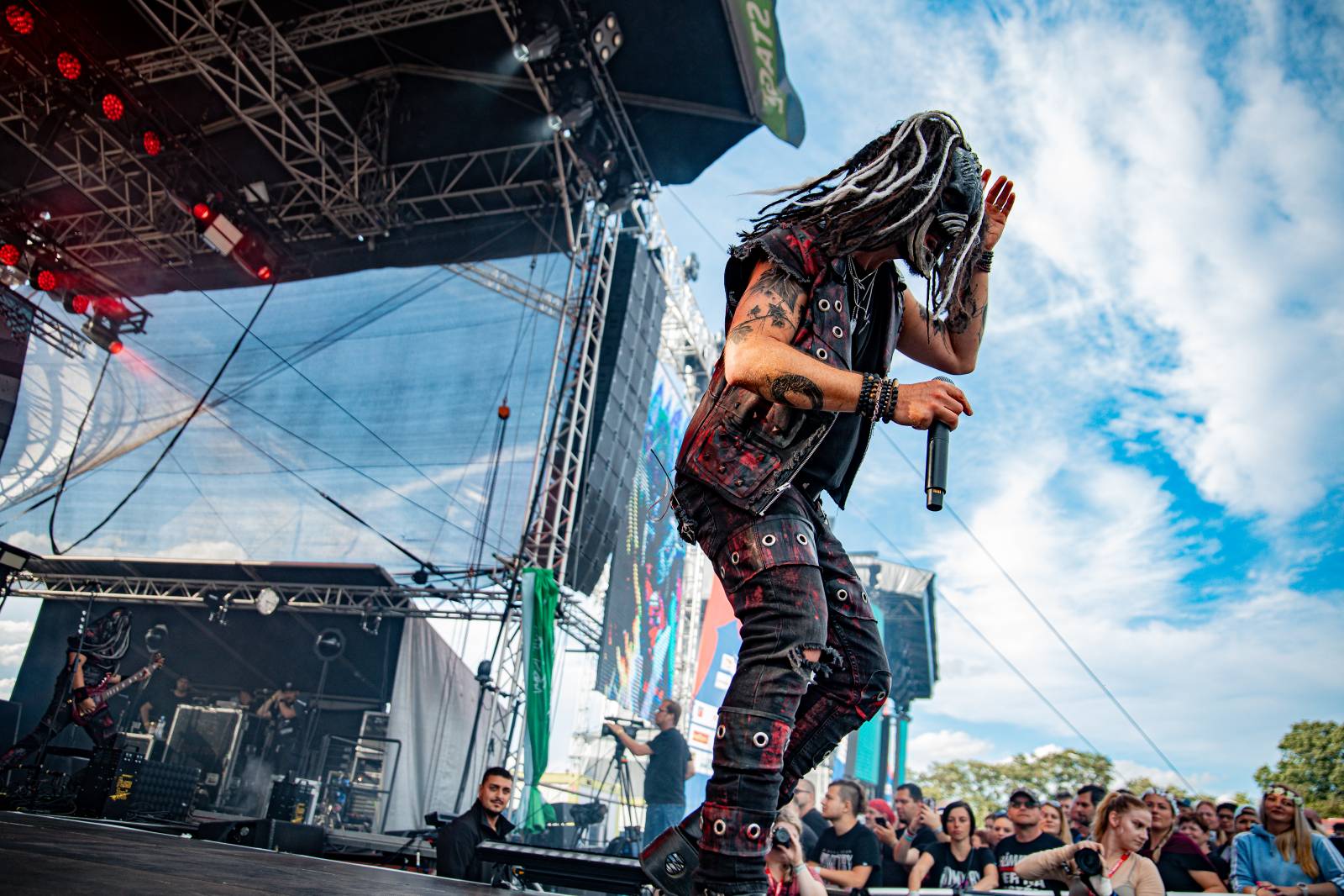 Tomáš Klus neváhal a vyrazil na Švihově mezi fanoušky. Na hradě zahráli i Kryštof, Gaia Mesiah nebo Anna K.