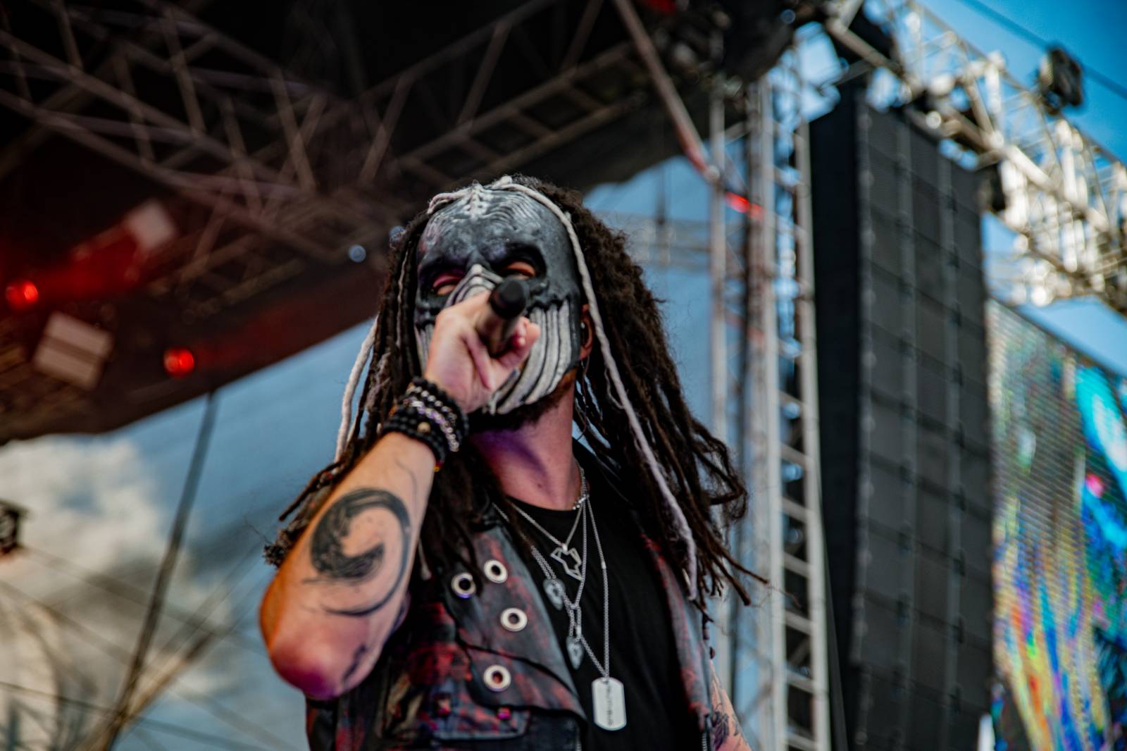 Tomáš Klus neváhal a vyrazil na Švihově mezi fanoušky. Na hradě zahráli i Kryštof, Gaia Mesiah nebo Anna K.