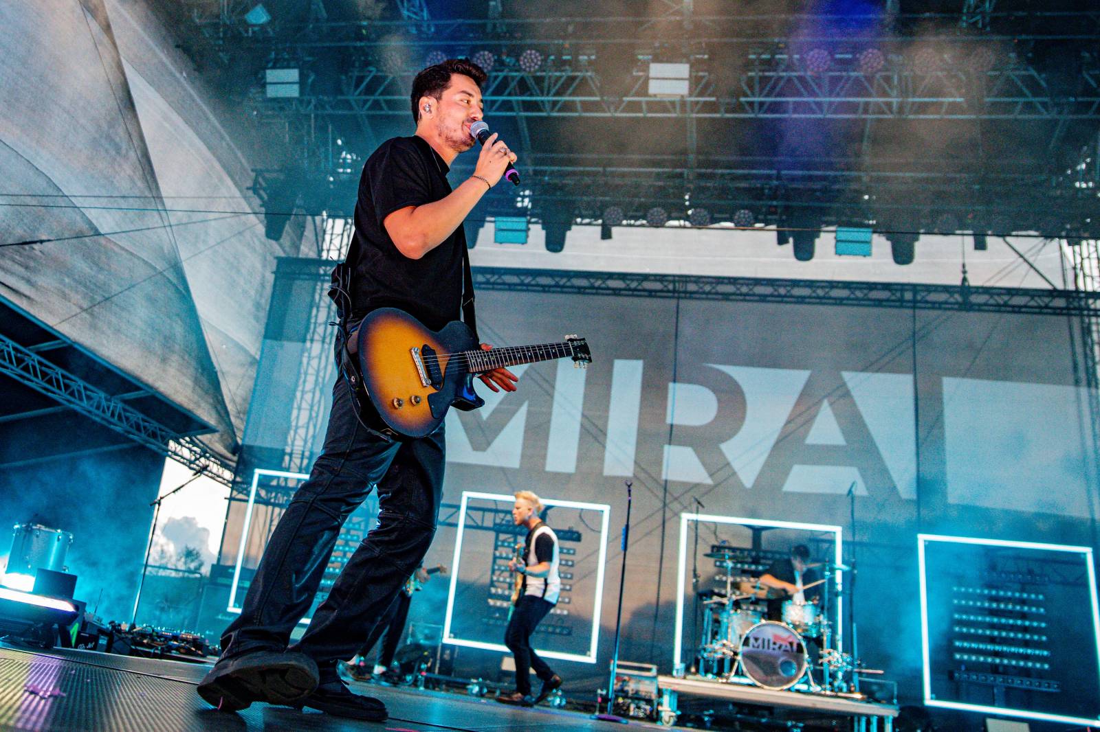 Tomáš Klus neváhal a vyrazil na Švihově mezi fanoušky. Na hradě zahráli i Kryštof, Gaia Mesiah nebo Anna K.