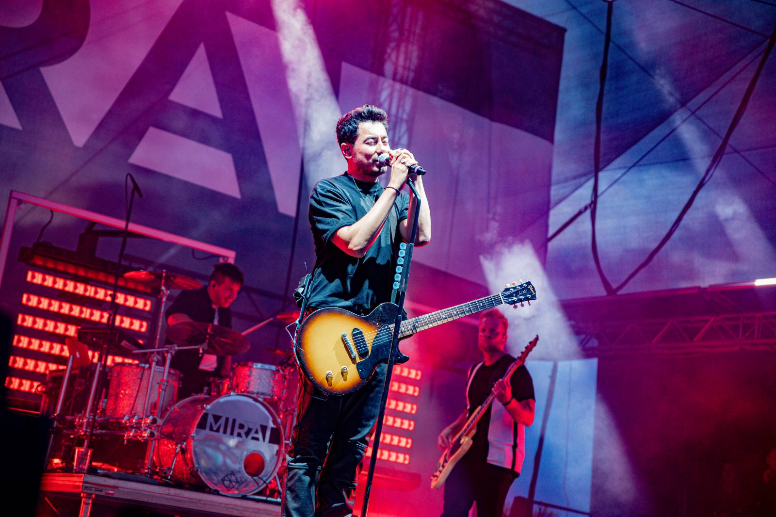 Tomáš Klus neváhal a vyrazil na Švihově mezi fanoušky. Na hradě zahráli i Kryštof, Gaia Mesiah nebo Anna K.