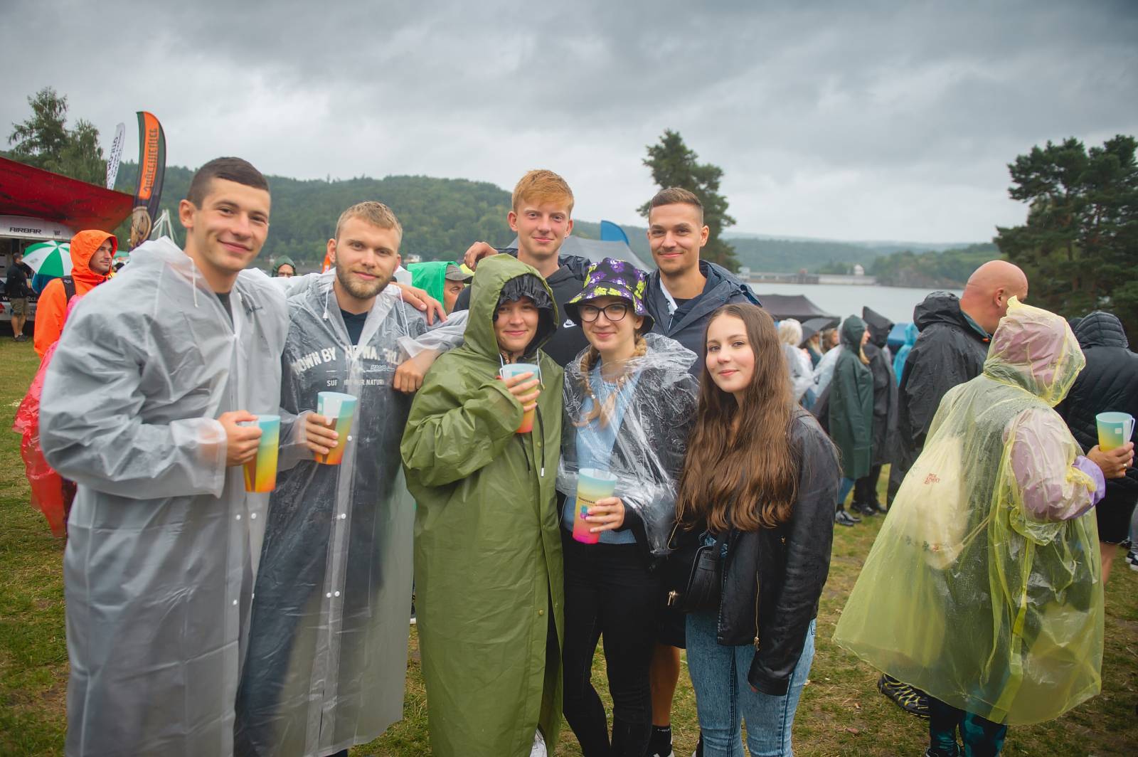 Na Vranově se zpívalo v dešti. Přehrady Fest přivítal Mig 21, UDG, Voxela, ATMO Music i Sofiana Medjmedj