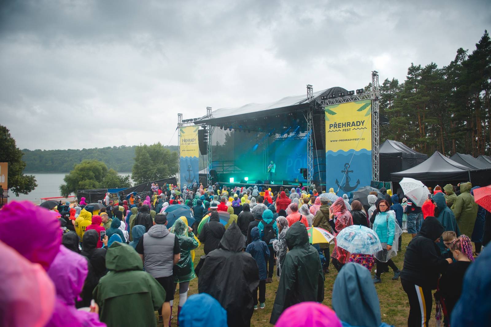 Na Vranově se zpívalo v dešti. Přehrady Fest přivítal Mig 21, UDG, Voxela, ATMO Music i Sofiana Medjmedj