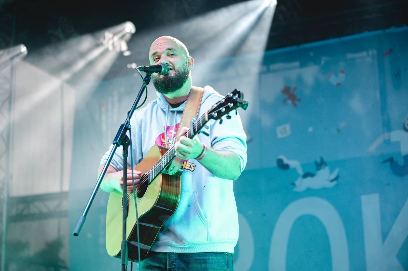 Na Vranově se zpívalo v dešti. Přehrady Fest přivítal Mig 21, UDG, Voxela, ATMO Music i Sofiana Medjmedj