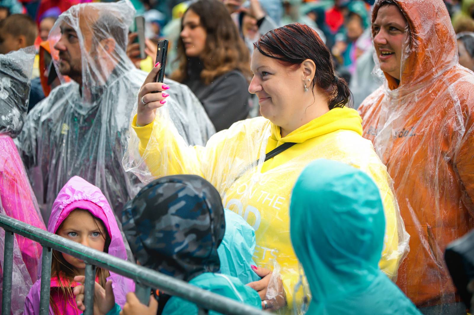Na Vranově se zpívalo v dešti. Přehrady Fest přivítal Mig 21, UDG, Voxela, ATMO Music i Sofiana Medjmedj