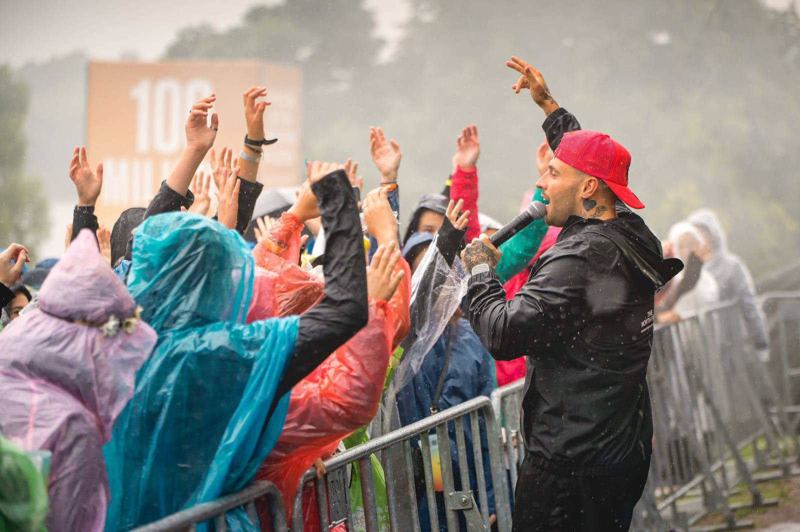 Na Vranově se zpívalo v dešti. Přehrady Fest přivítal Mig 21, UDG, Voxela, ATMO Music i Sofiana Medjmedj