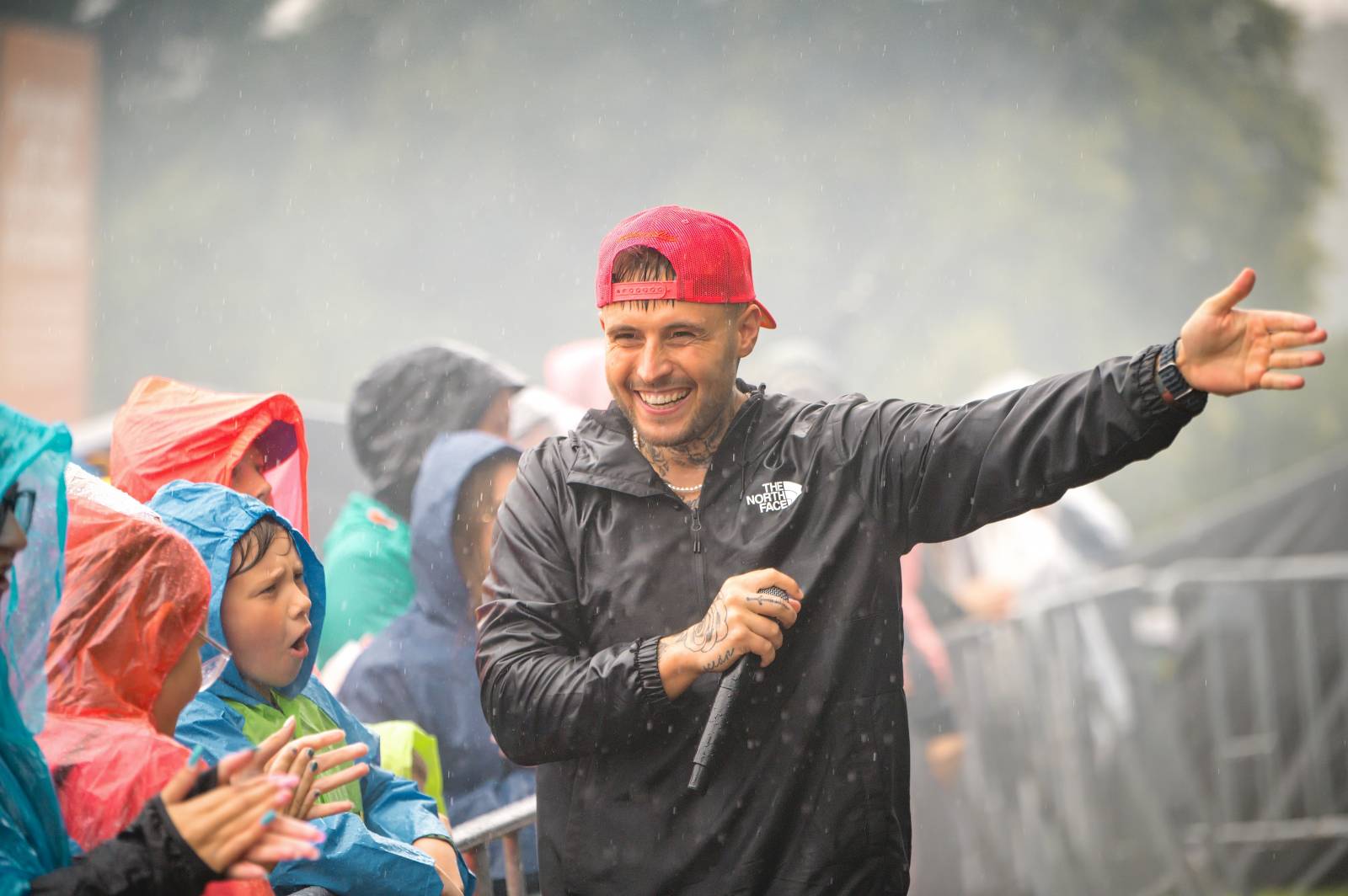 Na Vranově se zpívalo v dešti. Přehrady Fest přivítal Mig 21, UDG, Voxela, ATMO Music i Sofiana Medjmedj