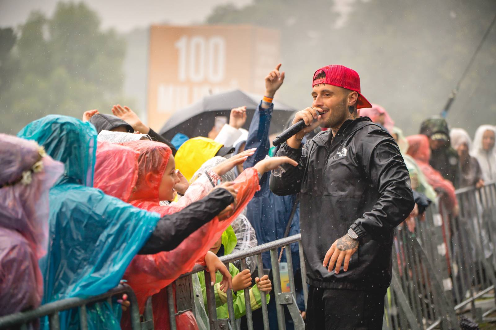 Na Vranově se zpívalo v dešti. Přehrady Fest přivítal Mig 21, UDG, Voxela, ATMO Music i Sofiana Medjmedj