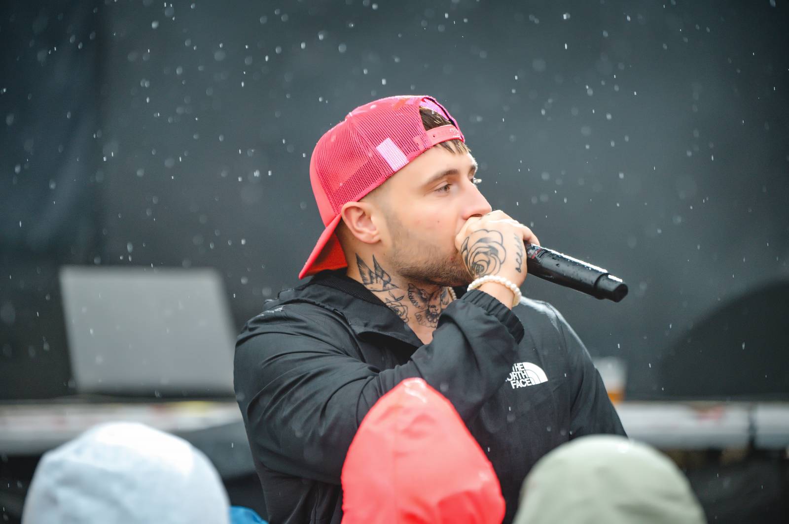 Na Vranově se zpívalo v dešti. Přehrady Fest přivítal Mig 21, UDG, Voxela, ATMO Music i Sofiana Medjmedj