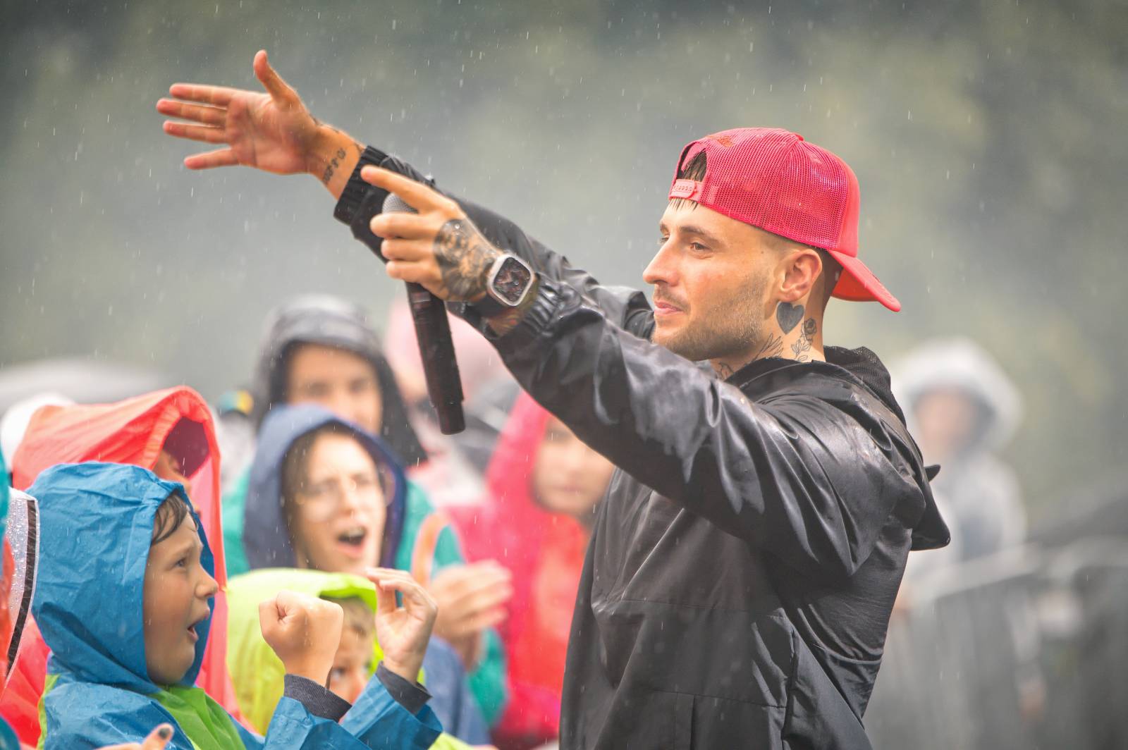 Na Vranově se zpívalo v dešti. Přehrady Fest přivítal Mig 21, UDG, Voxela, ATMO Music i Sofiana Medjmedj
