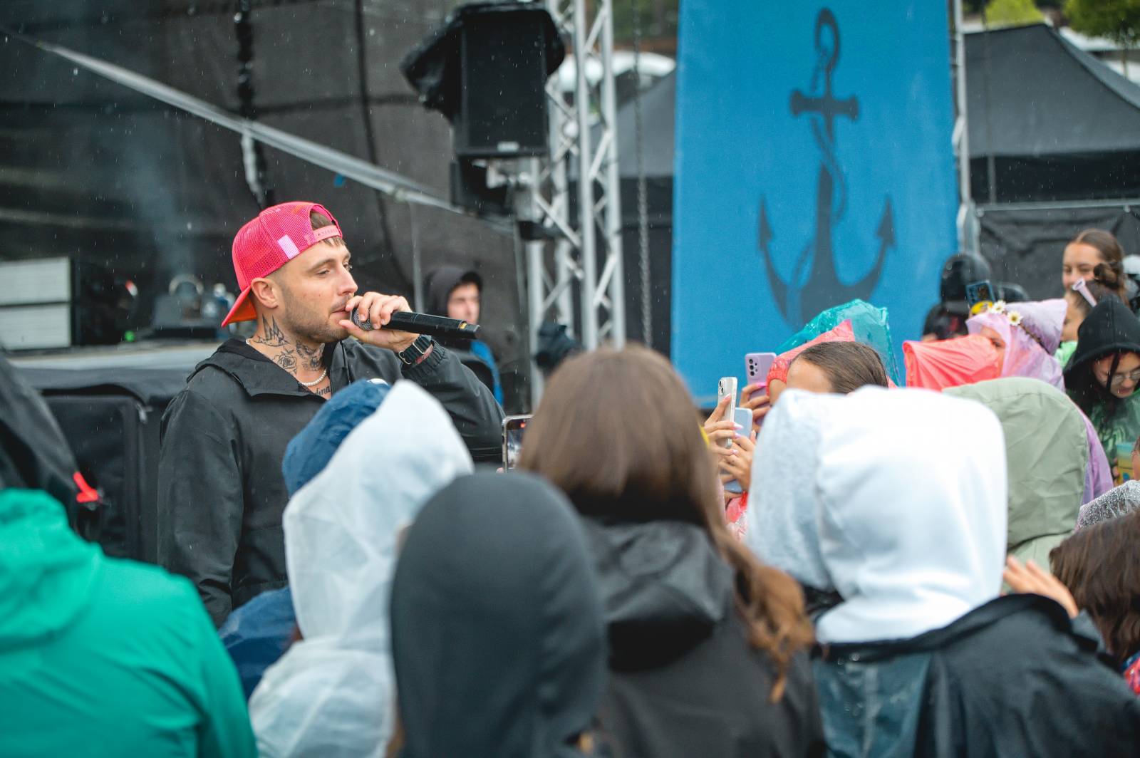 Na Vranově se zpívalo v dešti. Přehrady Fest přivítal Mig 21, UDG, Voxela, ATMO Music i Sofiana Medjmedj