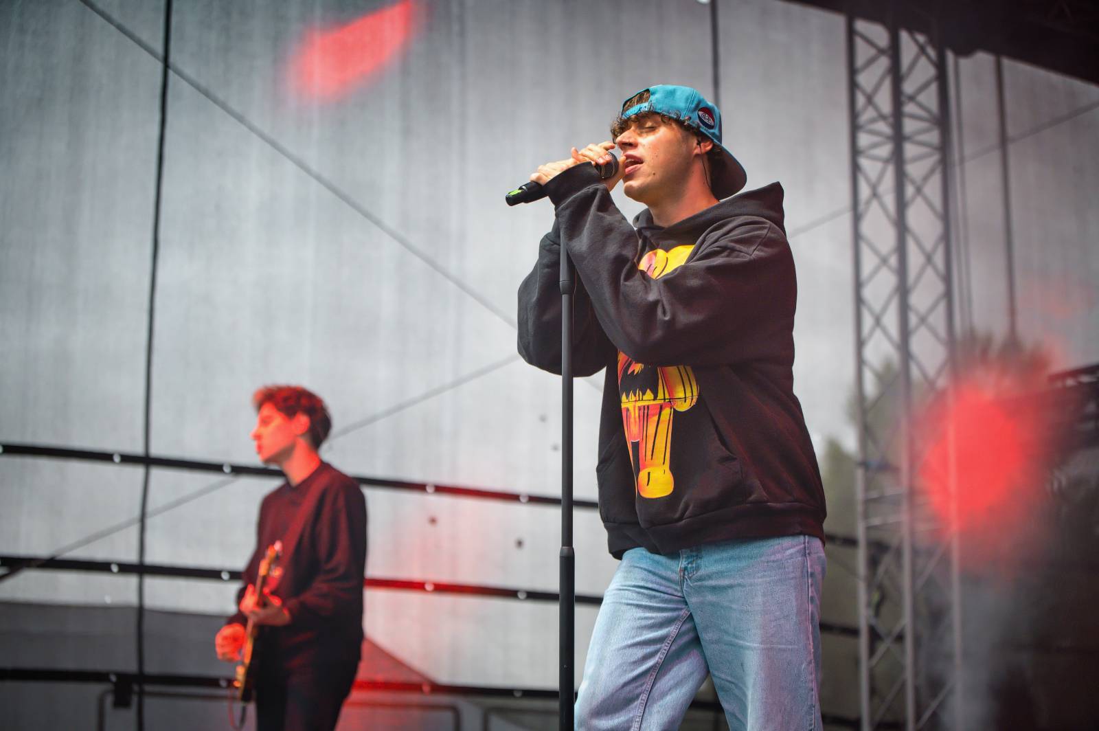 Na Vranově se zpívalo v dešti. Přehrady Fest přivítal Mig 21, UDG, Voxela, ATMO Music i Sofiana Medjmedj