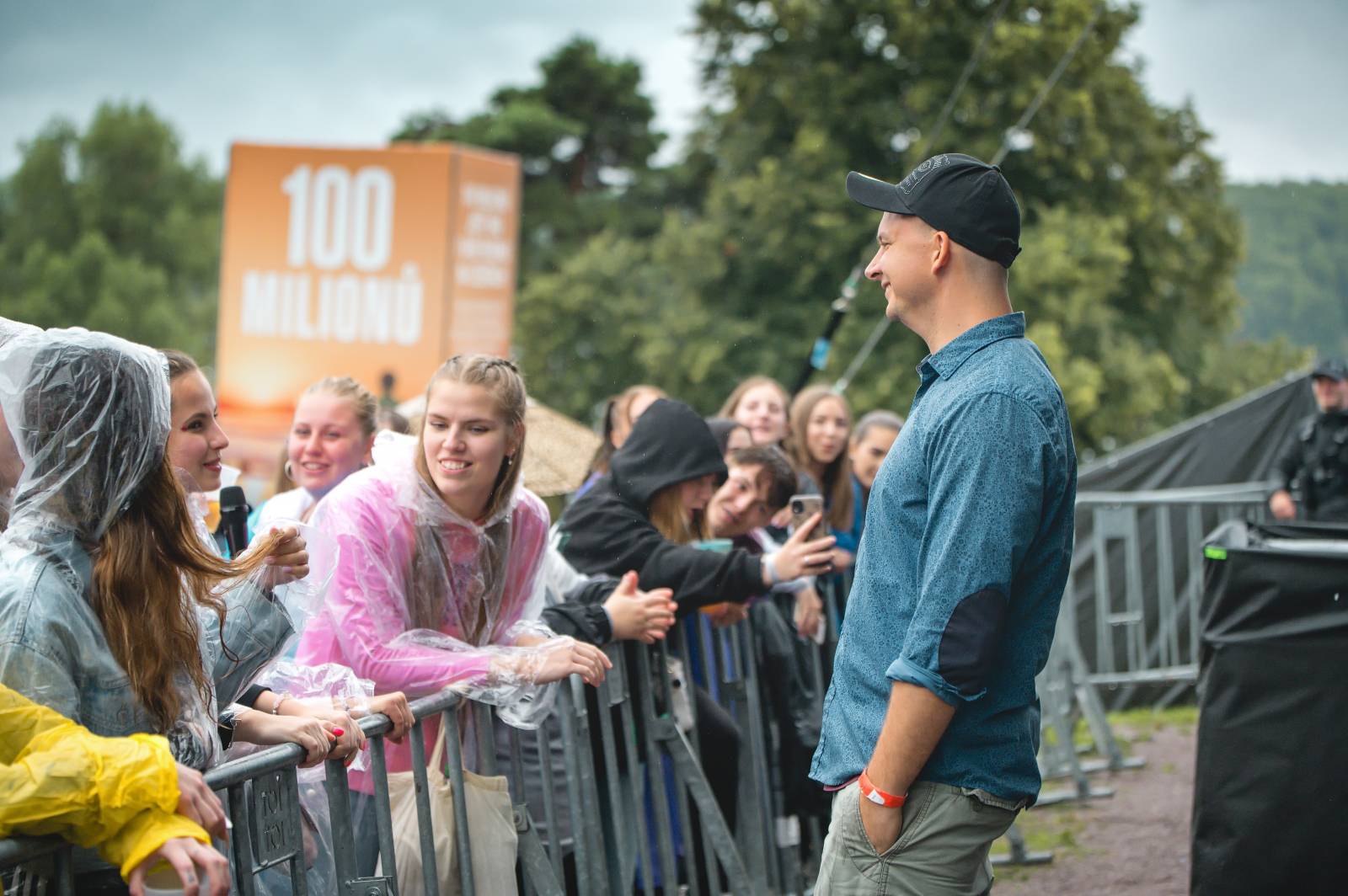 Na Vranově se zpívalo v dešti. Přehrady Fest přivítal Mig 21, UDG, Voxela, ATMO Music i Sofiana Medjmedj