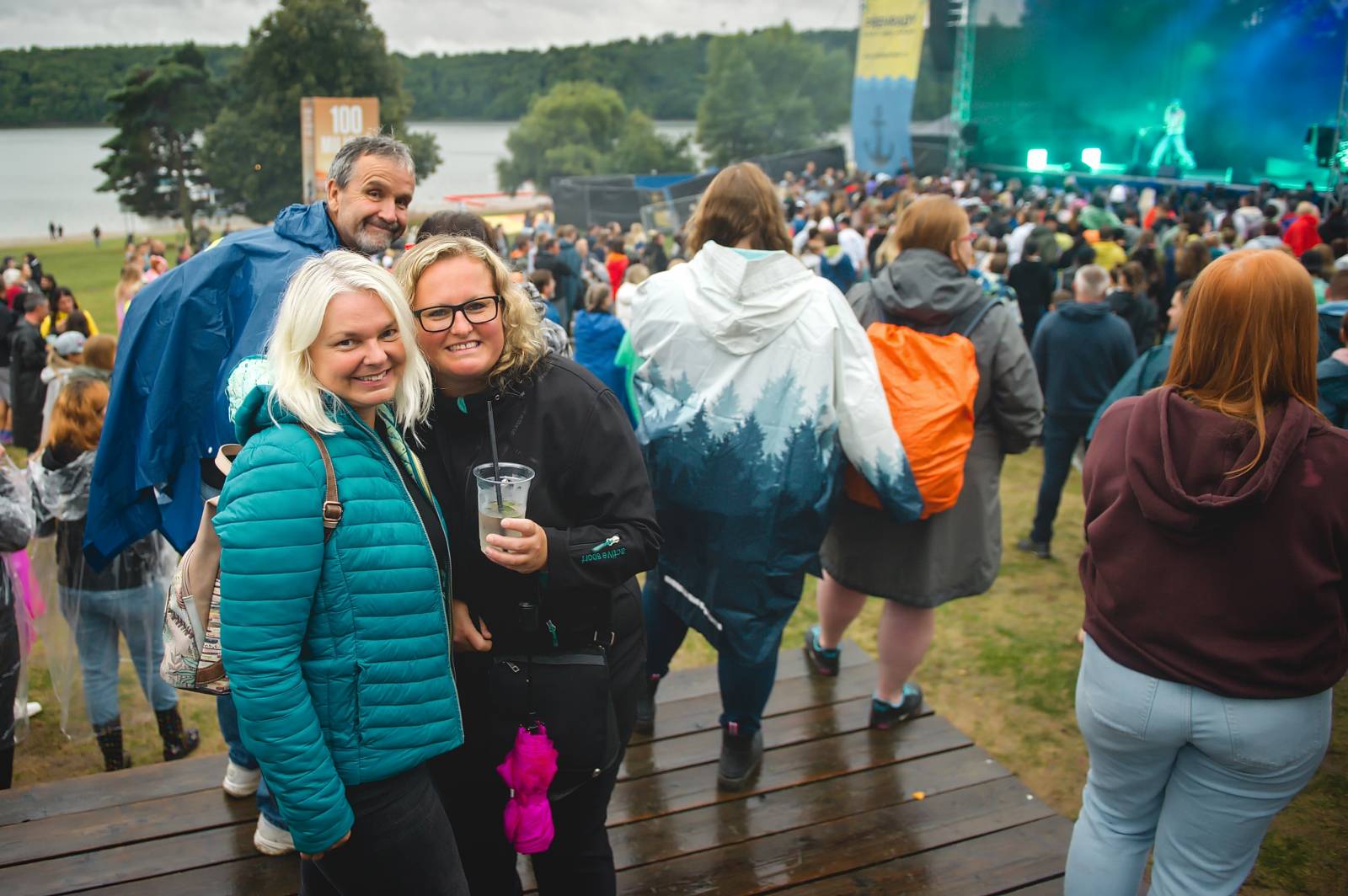 Na Vranově se zpívalo v dešti. Přehrady Fest přivítal Mig 21, UDG, Voxela, ATMO Music i Sofiana Medjmedj