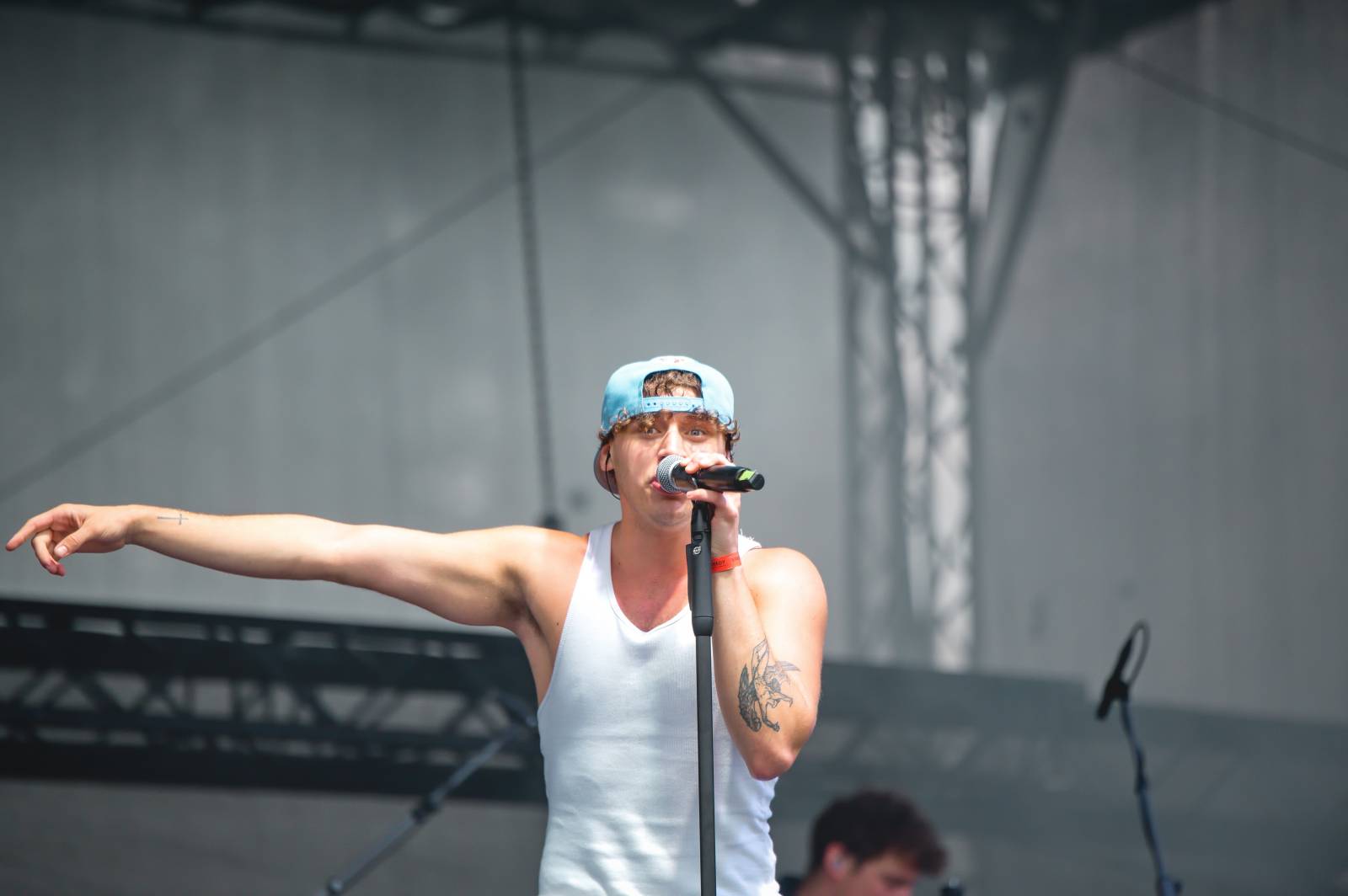 Na Vranově se zpívalo v dešti. Přehrady Fest přivítal Mig 21, UDG, Voxela, ATMO Music i Sofiana Medjmedj