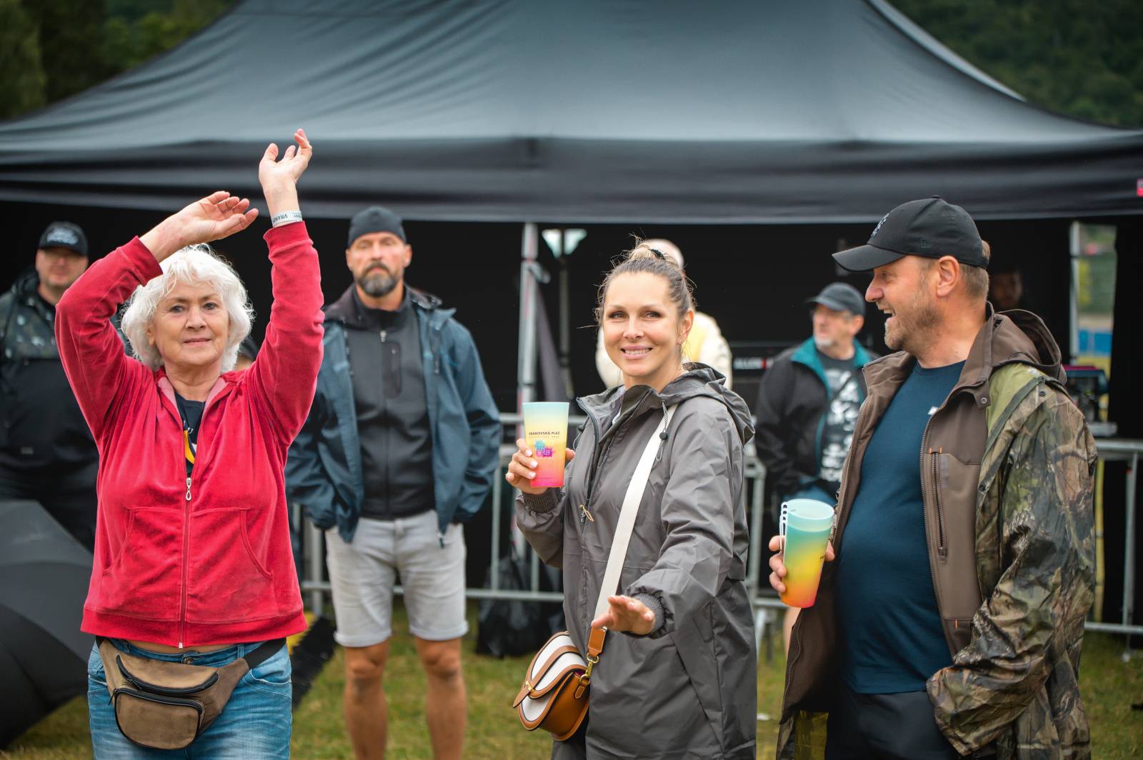 Na Vranově se zpívalo v dešti. Přehrady Fest přivítal Mig 21, UDG, Voxela, ATMO Music i Sofiana Medjmedj