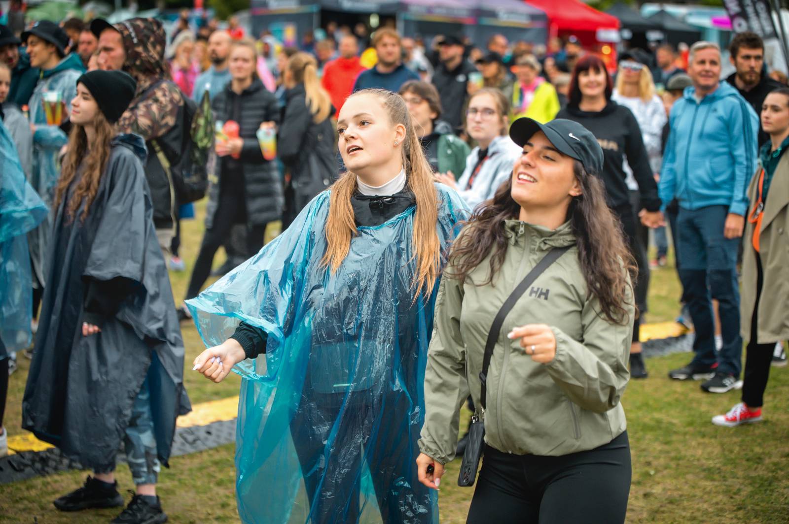 Na Vranově se zpívalo v dešti. Přehrady Fest přivítal Mig 21, UDG, Voxela, ATMO Music i Sofiana Medjmedj