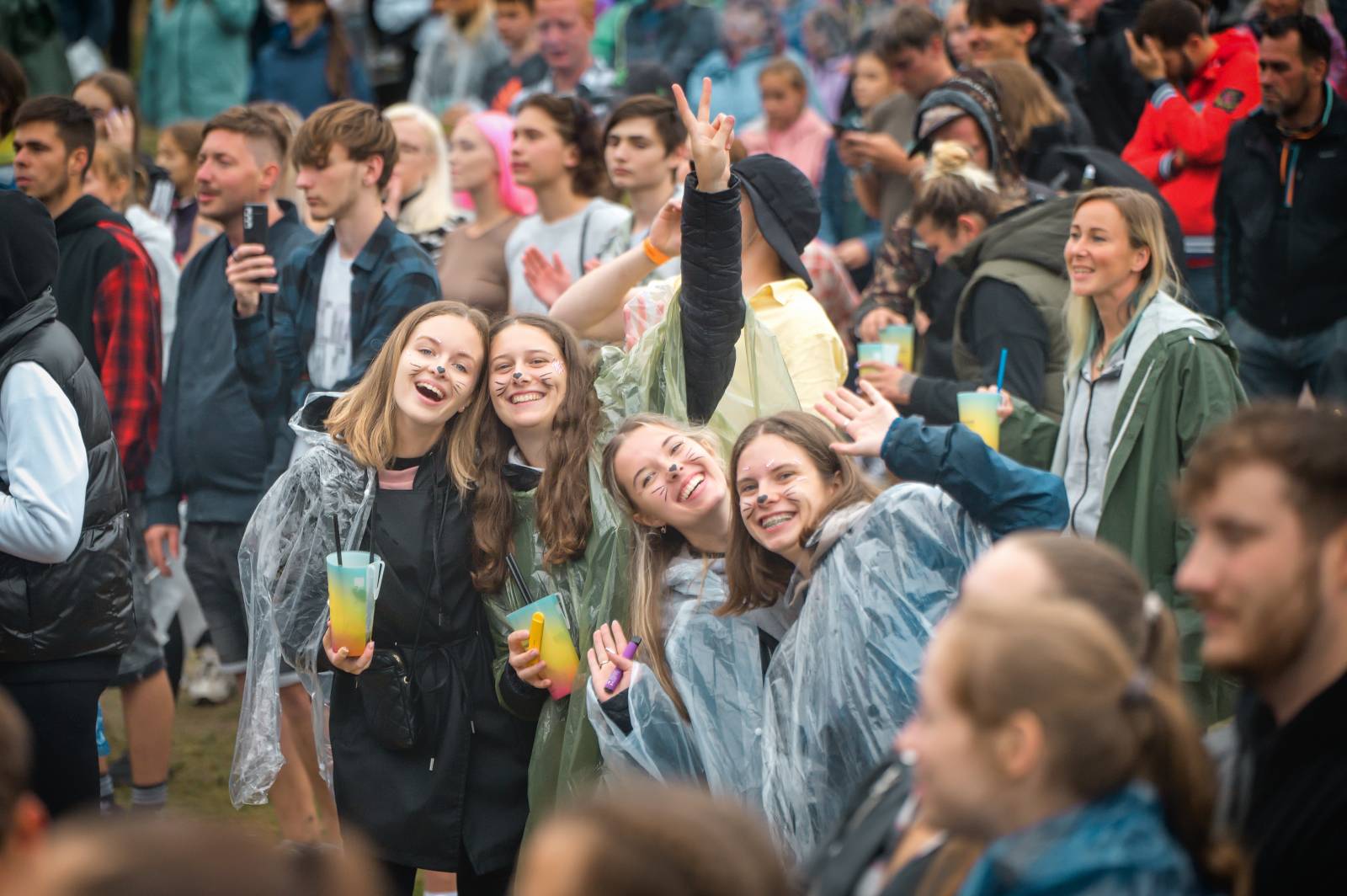 Na Vranově se zpívalo v dešti. Přehrady Fest přivítal Mig 21, UDG, Voxela, ATMO Music i Sofiana Medjmedj