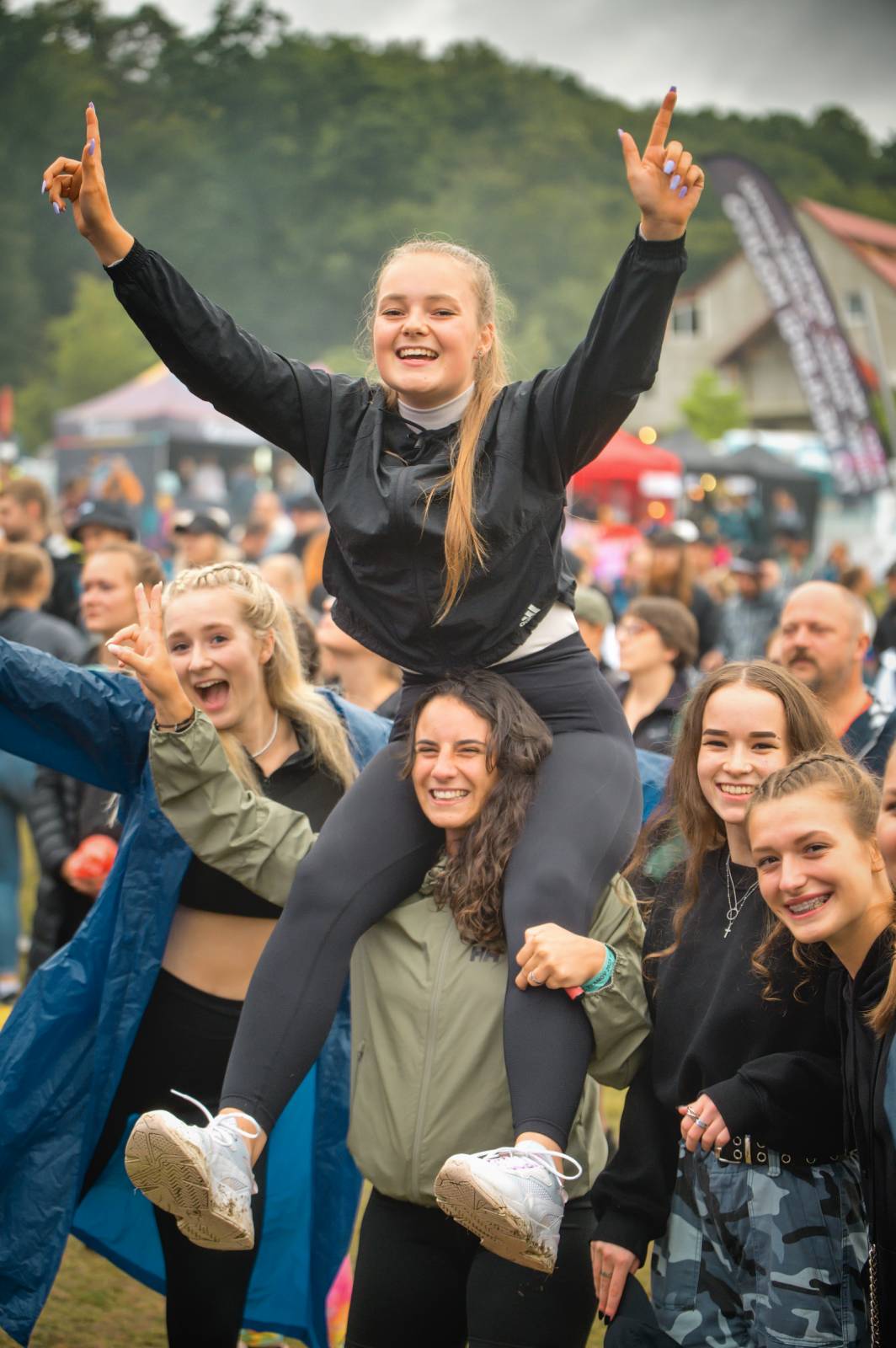 Na Vranově se zpívalo v dešti. Přehrady Fest přivítal Mig 21, UDG, Voxela, ATMO Music i Sofiana Medjmedj