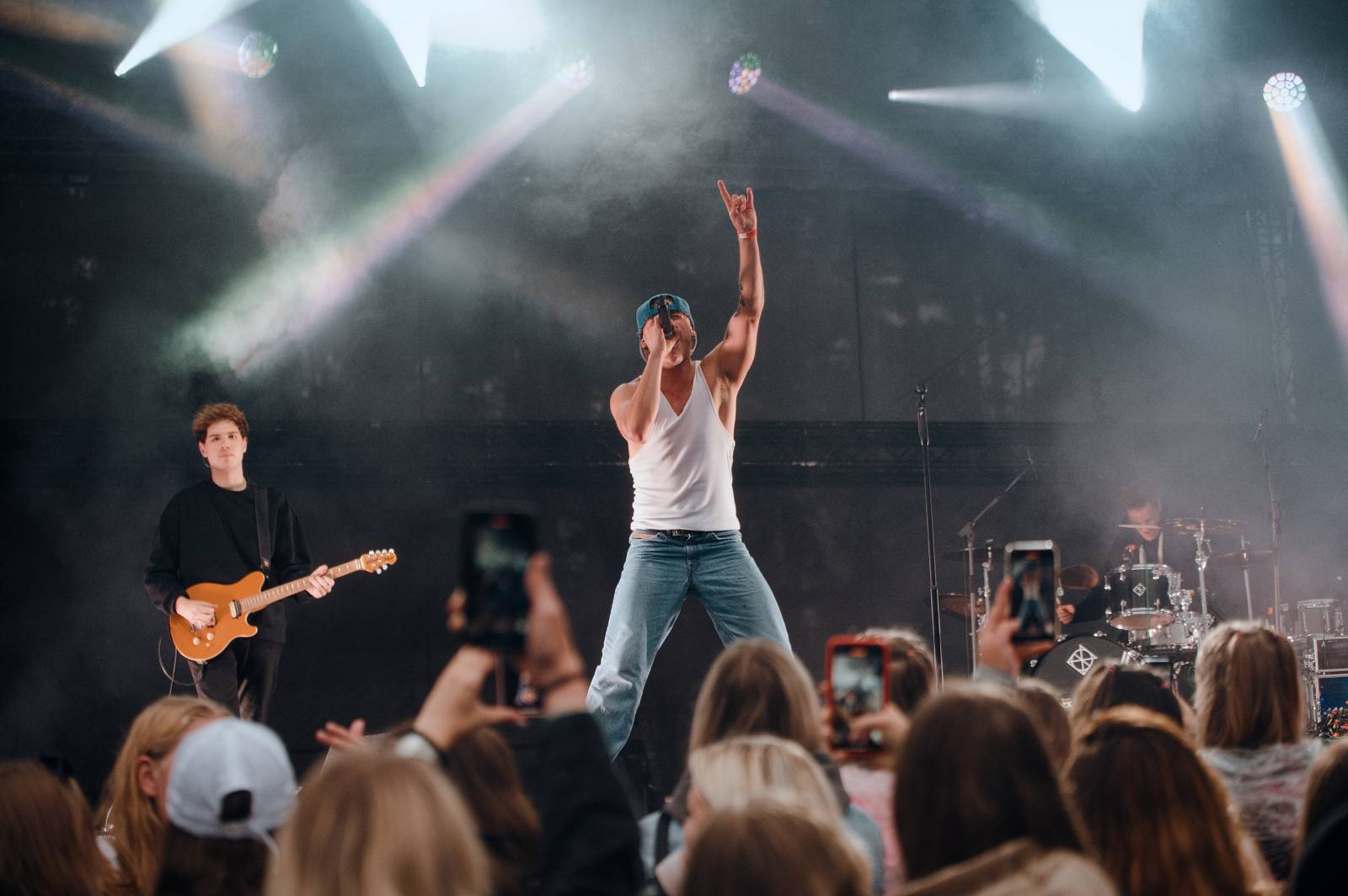 Na Vranově se zpívalo v dešti. Přehrady Fest přivítal Mig 21, UDG, Voxela, ATMO Music i Sofiana Medjmedj