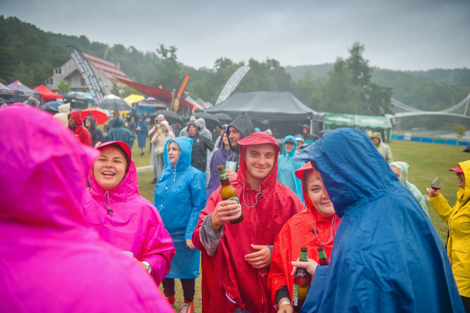 Na Vranově se zpívalo v dešti. Přehrady Fest přivítal Mig 21, UDG, Voxela, ATMO Music i Sofiana Medjmedj