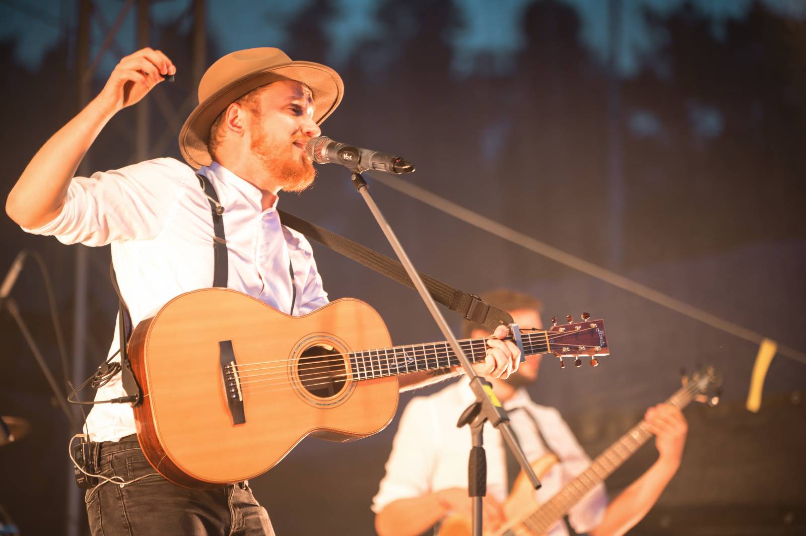 Na Vranově se zpívalo v dešti. Přehrady Fest přivítal Mig 21, UDG, Voxela, ATMO Music i Sofiana Medjmedj