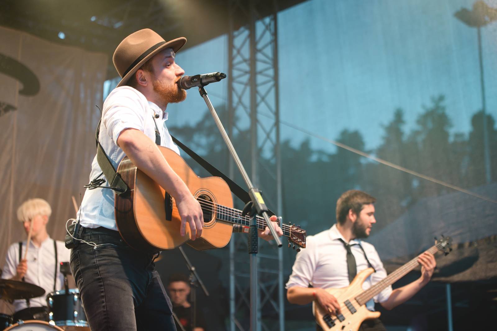 Na Vranově se zpívalo v dešti. Přehrady Fest přivítal Mig 21, UDG, Voxela, ATMO Music i Sofiana Medjmedj