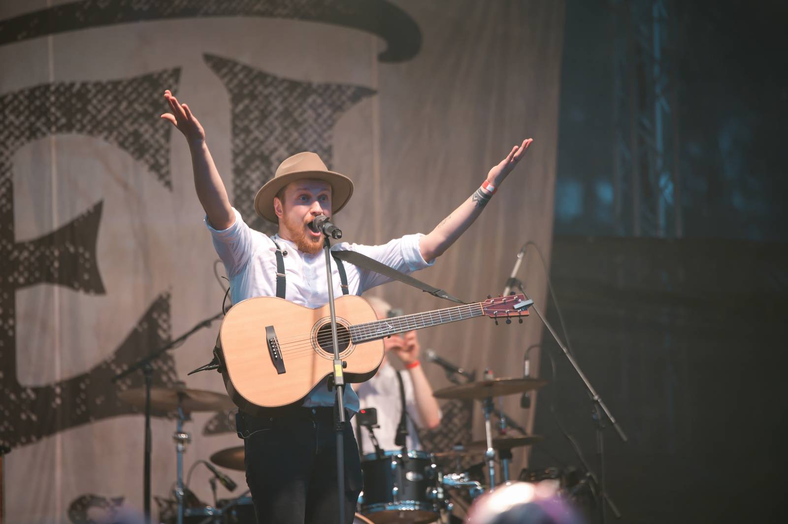 Na Vranově se zpívalo v dešti. Přehrady Fest přivítal Mig 21, UDG, Voxela, ATMO Music i Sofiana Medjmedj