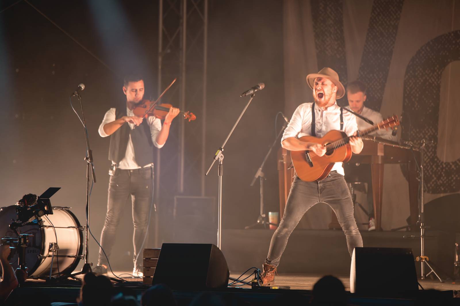 Na Vranově se zpívalo v dešti. Přehrady Fest přivítal Mig 21, UDG, Voxela, ATMO Music i Sofiana Medjmedj